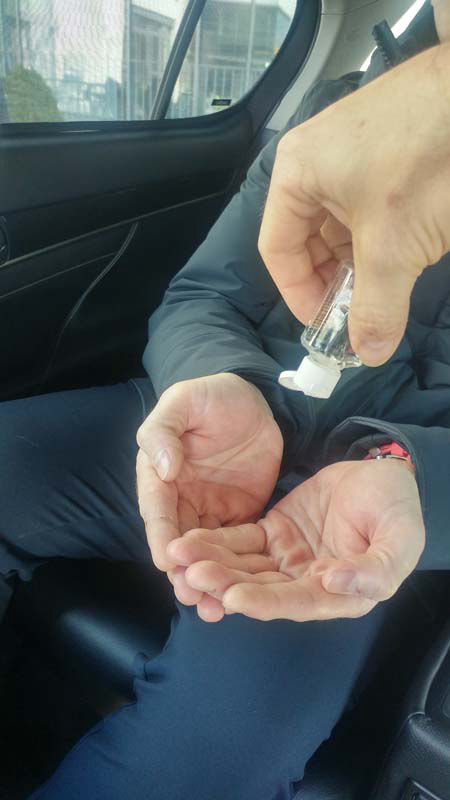Corona Covid-19 Desinfektion Hände Schutzmaßnahme bei TAXIMUC.de